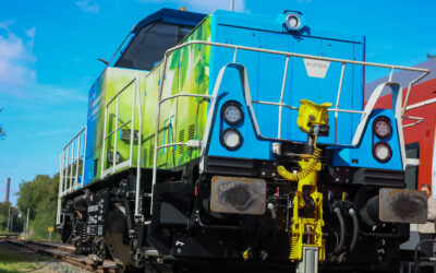 Weltpremiere in Salzgitter: Erste umgerüstete Rangierlokomotive fährt mit Wasserstoff