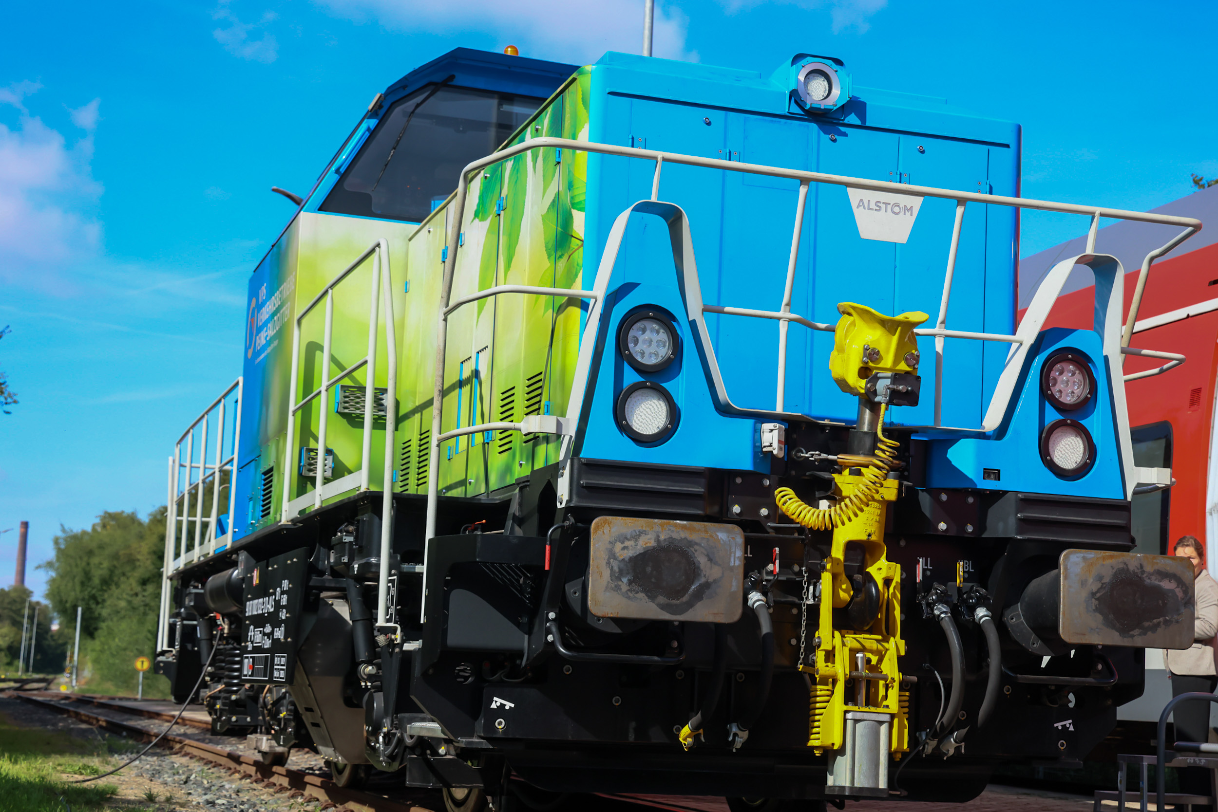 Weltpremiere in Salzgitter: Erste umgerüstete Rangierlokomotive fährt mit Wasserstoff