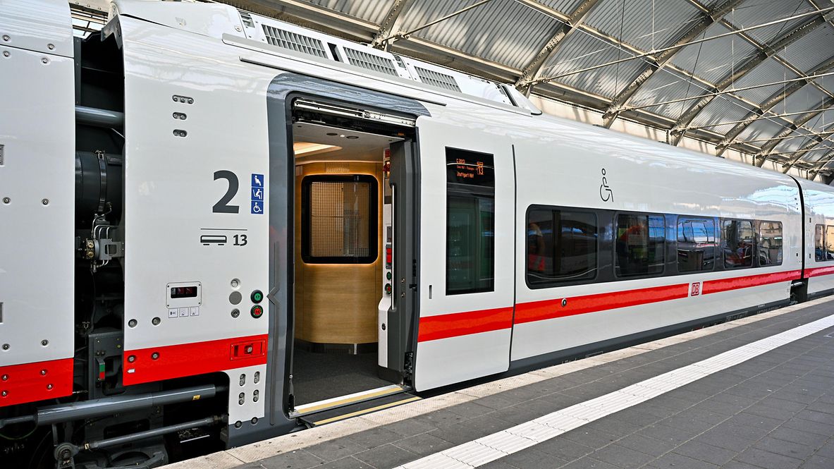 Deutsche Bahn stellt neuen ICE L mit barrierefreiem Einstieg vor